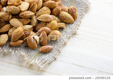 Almond nuts baked with butter and salt. 28399128