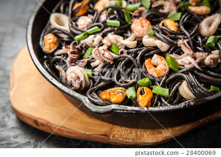 Black spaghetti with seafood Black spaghetti with seafood 28400069
