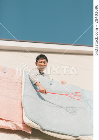 drying a futon, housekeeping, gents 28403096