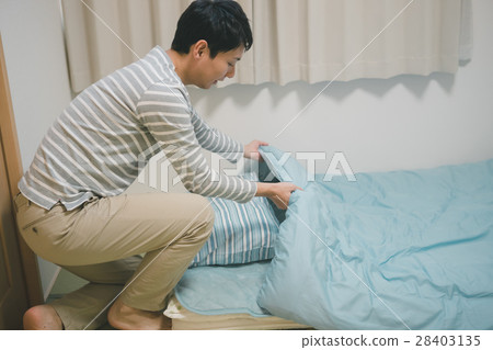 蒲團 躺下 男人 28403135