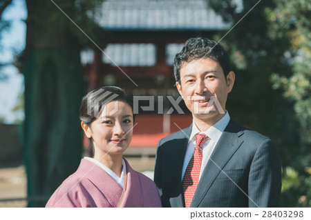 visiting shrine or temple, couple, grin 28403298