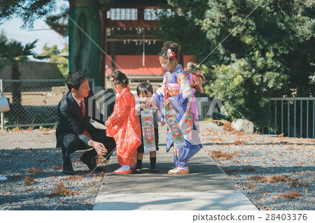 七五三 神殿 拜拜 28403376