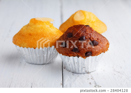 Cupcakes with chocolate and almond on wooden table 28404128
