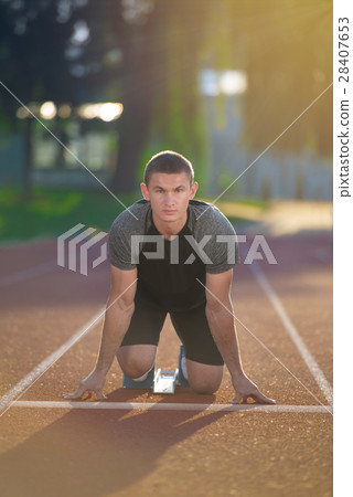 Athletic man on track starting to run. Healthy 28407653