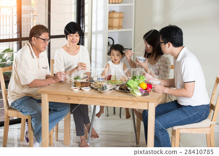 chinese family having lunch 28410785