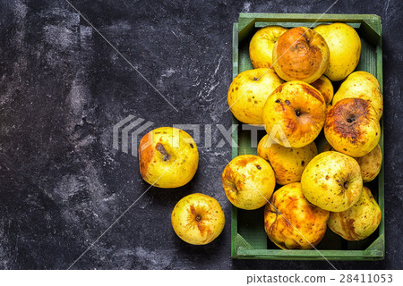 box full of of stale green apples 28411053