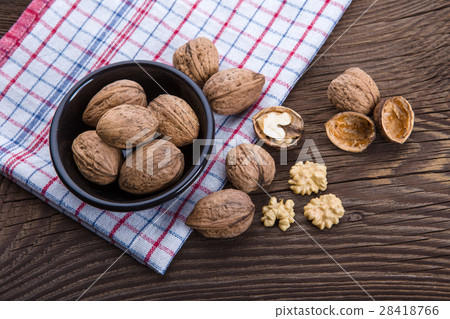 Walnut kernels and whole walnuts Walnut kernels and whole walnuts 28418766