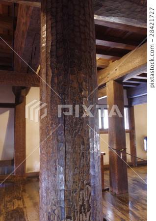 Shinshu national treasure Matsumoto castle Inside dry tower pillar craftsmen 's hand axes (china) finish is a splendid log pillar Shinshu national treasure Matsumoto castle Inside dry tower pillar craftsmen 's hand axes (china) finish is a splendid log pillar 28421727