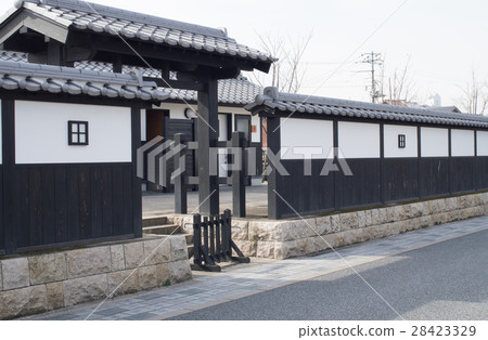 在Yanai河的岸的Tsukiji籬芭 在Yanai河的岸的Tsukiji籬芭 28423329