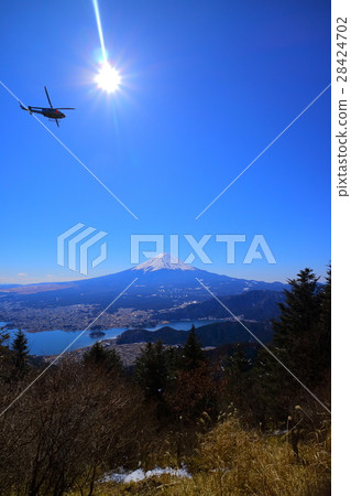 富士山從新的道路穿過直升機到眼睛 富士山從新的道路穿過直升機到眼睛 28424702