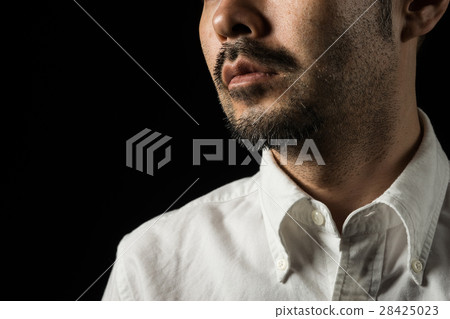 Middle male beard Middle male beard 28425023