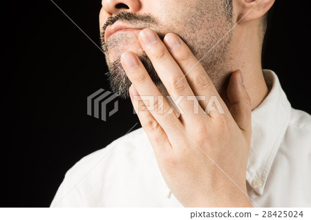 Middle male beard 28425024