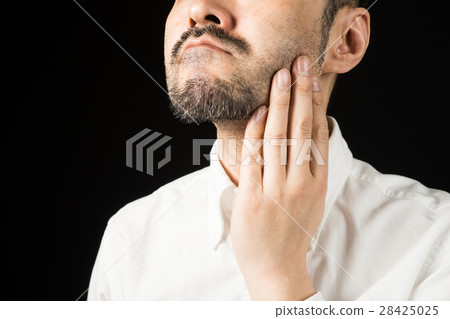 中間的男性鬍子 28425025