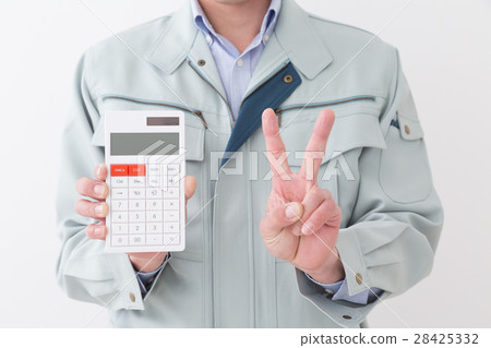 與計算器白色後面的商人 與計算器白色後面的商人 28425332