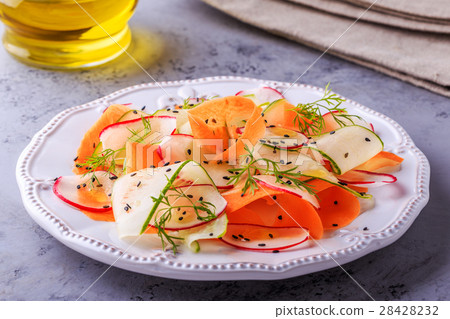 圖庫照片: vegetarian salad of carrot, cucumber and radish.