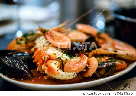 Shrimp, crayfish and mussels  28428850