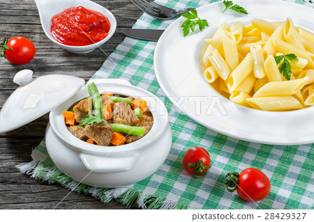 italian pasta penne and stewed meat 28429327