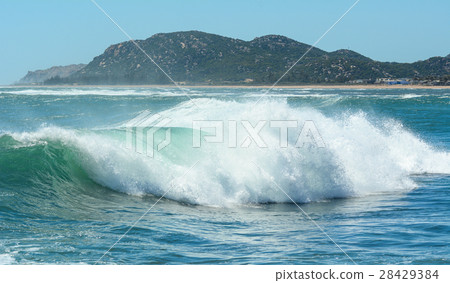 Idyllic tropical sea in sunny day in Vietnam Idyllic tropical sea in sunny day in Vietnam 28429384