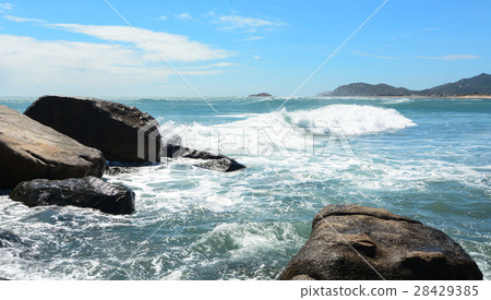 Idyllic tropical sea in sunny day in Vietnam 28429385