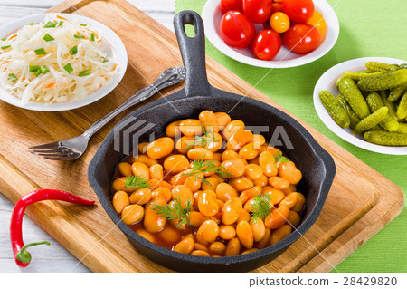 Boiled White Beans smothered in Tomato Sauce 28429820
