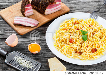Spaghetti carbonara 28430147