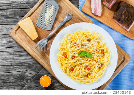 Spaghetti carbonara 28430148