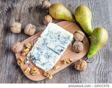 Blue cheese with pears and walnuts 28431476