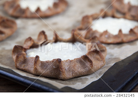 Cheesecake with cottage cheese  28432145