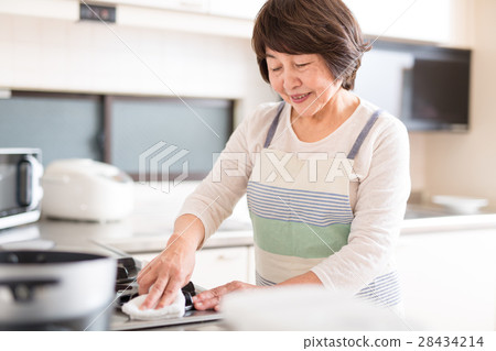 Senior women cleaning kitchen Senior women cleaning kitchen 28434214