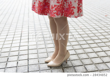 年輕女性下身部位身體部位泵裙生活方式戶外臉無路面 28434852