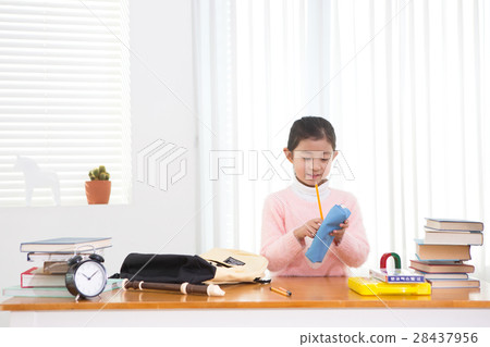 Little girl 338 Little girl 338 28437956