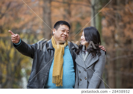 Year difference couple 28438932