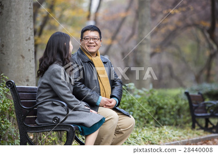 Year difference couple 28440008