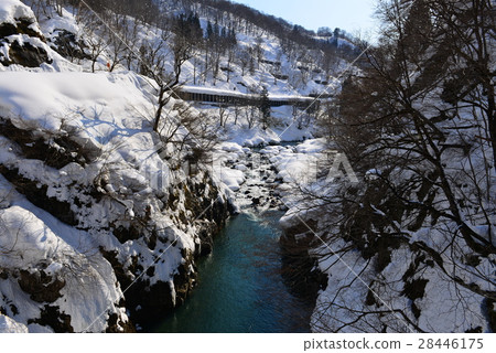 在山谷的雪景 28446175