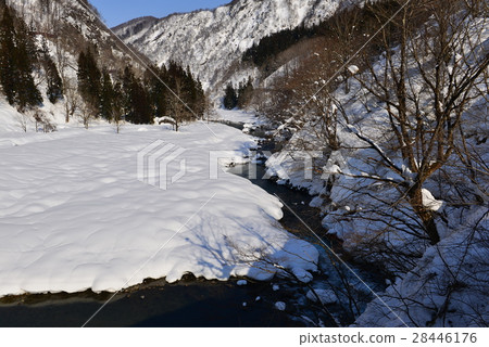 在山谷的雪景 28446176