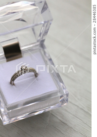 Double diamond ring in a clear case 28446385