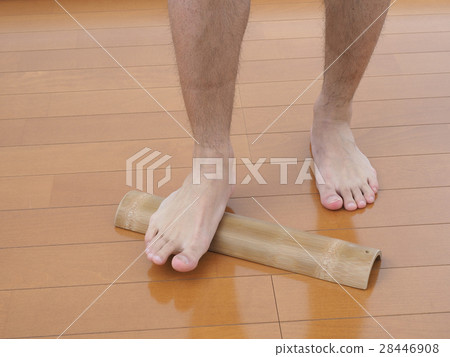 A man who steps on a green bamboo 28446908