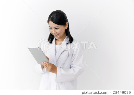 A woman doctor manipulating a mobile terminal 28449059