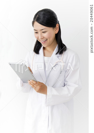 A woman doctor manipulating a mobile terminal 28449061