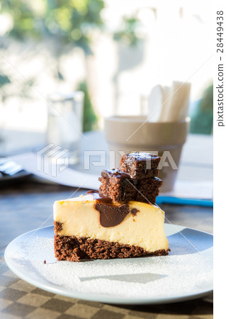 chocolate cake 28449438