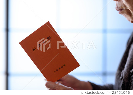 女人Shoji確認養老金筆記本 女人Shoji確認養老金筆記本 28451046