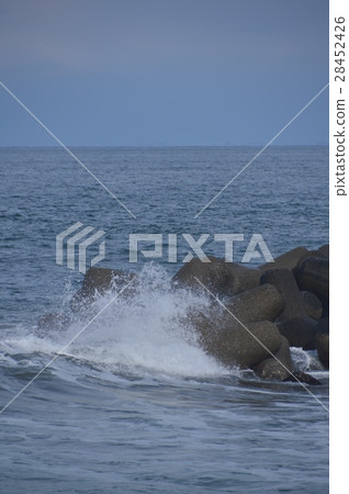 Wave that breaks into tetrapod (Iwasehama Beach / Toyama City Iwase, Toyama Prefecture) 28452426