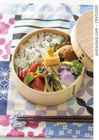 Old Japanese style lunch box 28452895