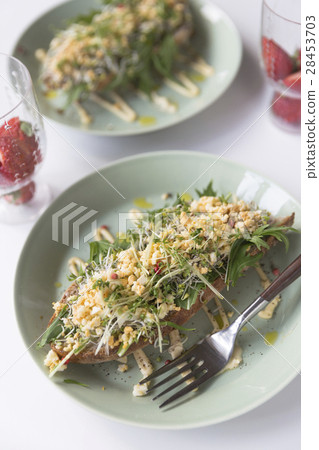 Mimosa salad bucket 28453703