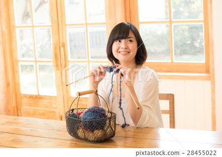 Female knitting Female knitting 28455022
