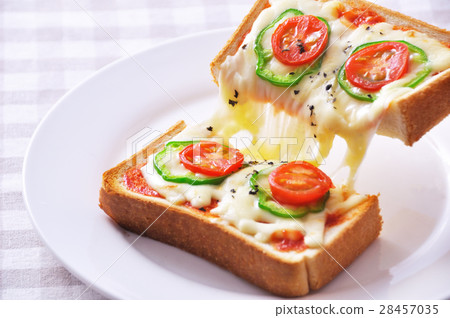 Pizza toast  28457035