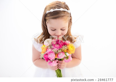 Little girl with flower bouquet 28461777