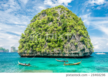 Beautiful uninhabited island in Thailand 28468296