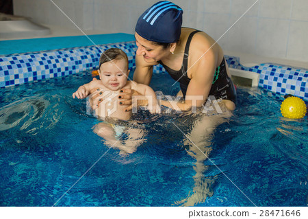 teaches little child to swim teaches little child to swim 28471646