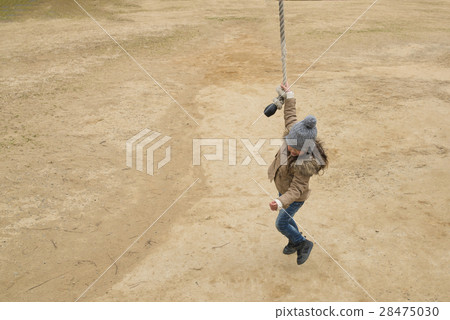 在公園裡玩的女孩 在公園裡玩的女孩 28475030
